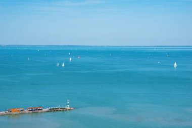 Balaton Gölü manzarası ile liman ve gemi, Macaristan