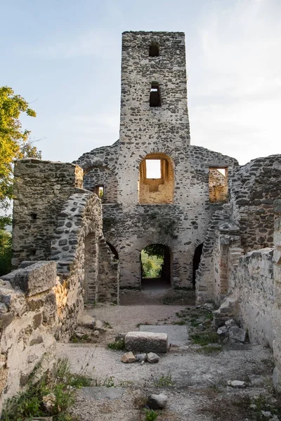 Ruínas da igreja na colina de St Blaise perto do Lago Balaton, Hungria — Fotografia de Stock