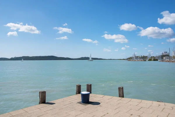 Balatonfured bağlantı noktası ve Lake Balaton teknelerle, Macaristan