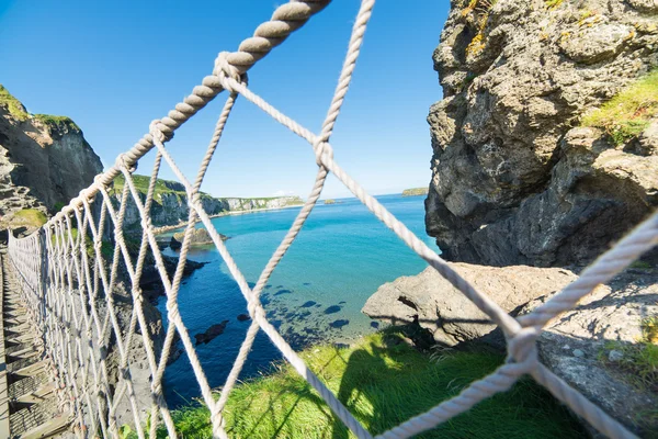Az észak-írországi rope bridge, sziget, sziklák, tengeri — Stock Fotó