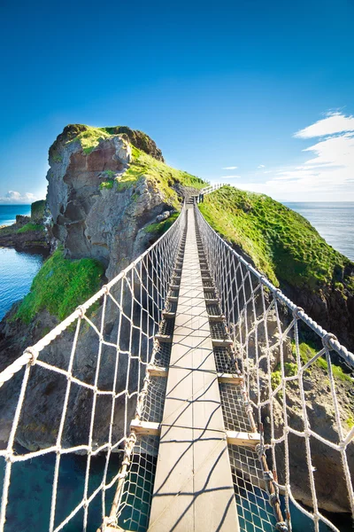 In Noord-Ierland touwbrug, eiland, rotsen, zee — Stockfoto