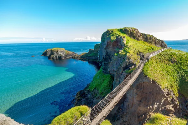En Irlande du Nord corde pont, île, rochers, mer Photos De Stock Libres De Droits