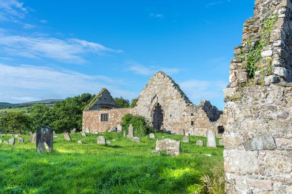 Cimetière typiquement irlandais, pelouses vertes — Photo