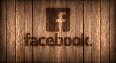 İtalya, Kasım 2016 - Facebook logosu basılmış bir ahşap üzerine yanıyor