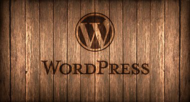 İtalya, Kasım 2016 - Wordpress logo baskılı bir ahşap üzerine yanıyor