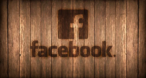 Italie, novembre 2016 - Logo Facebook gravé sur le feu d'un bois Photos De Stock Libres De Droits