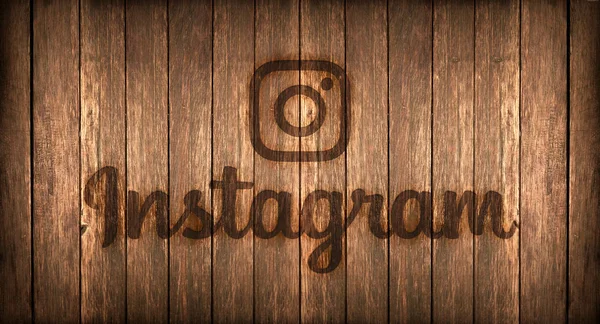Italie, novembre 2016 - Logo Instagram gravé sur le feu d'un bois Images De Stock Libres De Droits