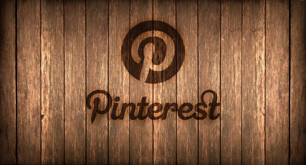 Italie, novembre 2016 - Logo Pinterest gravé sur le feu d'un bois Photo De Stock