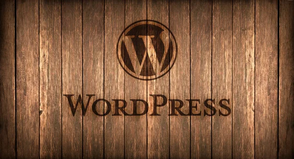 Italie, novembre 2016 - Logo Wordpress imprimé sur le feu d'un bois Image En Vente