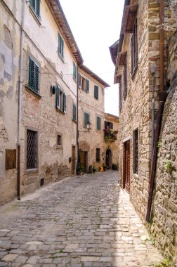 Bir İtalyan hill şehirde, Tuscany çiçekli pitoresk lane, 