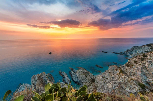 Costa rochosa panorâmica - agosto de 2016, Sicília — Fotografia de Stock