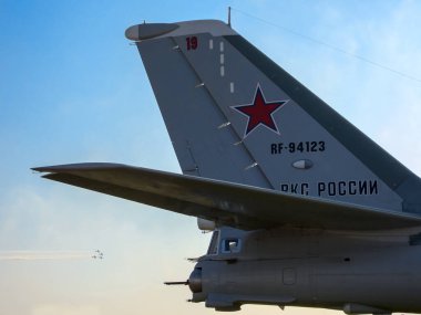Zhukovsky, Rusya. 31 Ağustos 2019. Tupolev Tu-95 statik ekranda, akrobasi ekibi ise MAKS-2019 hava gösterisi ve sergisi boyunca arka planda performans sergiliyor. 