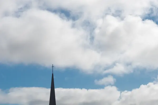 Kirchturm mit Kreuz — Stockfoto