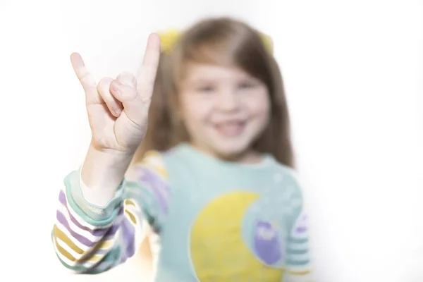 Lilla känslomässiga flicka visar gest av geten isolerad på vit bakgrund — Stockfoto