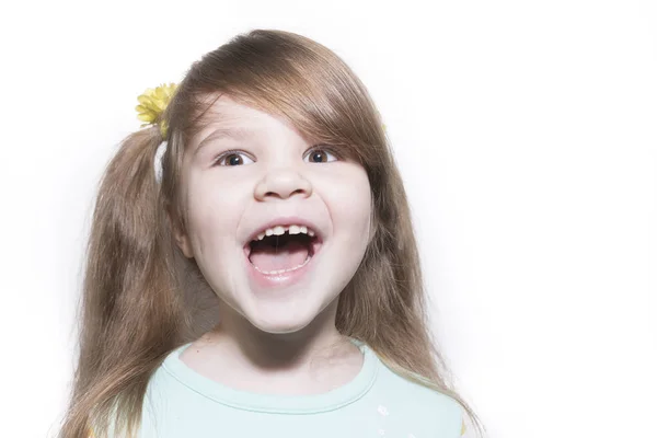 Kleine emotionale Mädchen freut sich in Überraschung isoliert auf weißem Hintergrund — Stockfoto