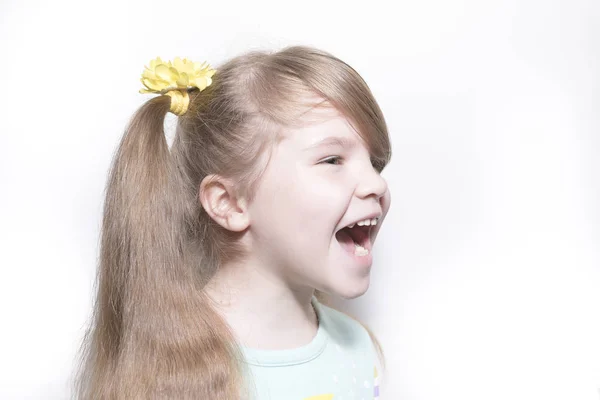 Pequena menina emocional está gritando isolado no fundo branco — Fotografia de Stock