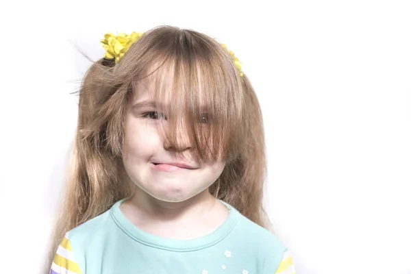 Συναισθηματική κοριτσάκι φυσάει πολύ κτυπήματα που απομονώνονται σε λευκό φόντο — Φωτογραφία Αρχείου