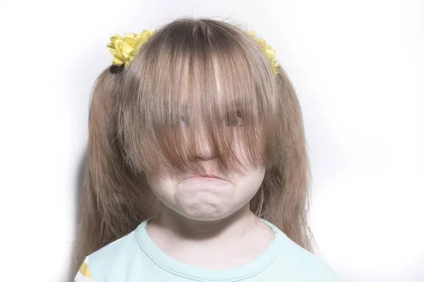 Mała dziewczynka emocjonalność z długą grzywką na białym tle — Zdjęcie stockowe
