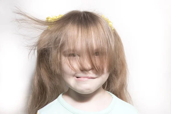 Pouco emocional menina golpes longo franja isolado no fundo branco — Fotografia de Stock