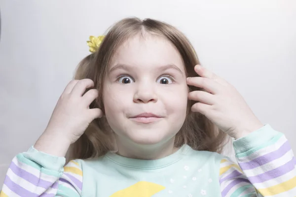 Poco emocional chica ojos bulto en sorpresa aislado en blanco fondo — Foto de Stock