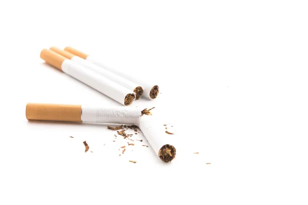Gebroken sigaretten en tabak geïsoleerd op een witte pagina — Stockfoto