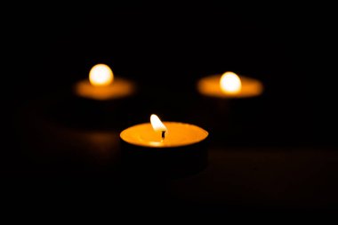 Siyah bir arka plan üzerinde kokulu mumlar yanan mumlar,