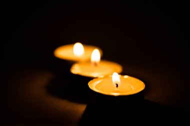 Siyah bir arka plan üzerinde kokulu mumlar yanan mumlar,