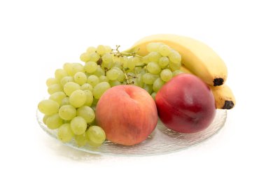 Muz, üzüm, şeftali, nektarin, bir plaka üzerinde