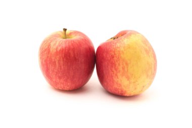 kırmızı elmalar beyaz arkaplanda izole edilmiş