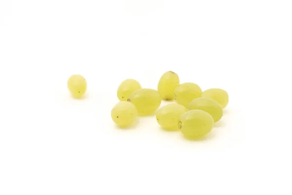 Winogrona, rozrzucone na zielono, izolowana na białym tle — Zdjęcie stockowe
