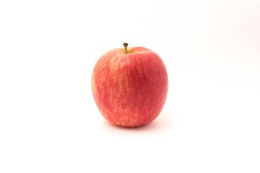 Beyaz arkaplanda kırmızı elma izole edildi