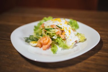 Sebze salatası yumurta ve somon