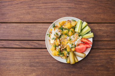 Yumurta, taze salatalık ve domates ile kızarmış patates