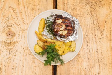 Domuz eti biftek folyo patates ile