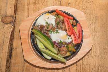 Et ve salatalık tavada patates