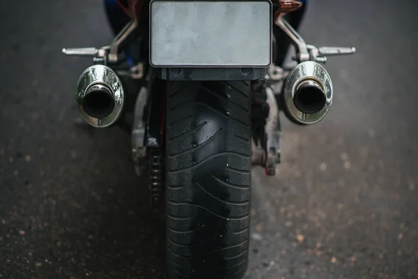 La roue arrière d'une moto avec silencieux — Photo