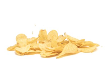 Beyaz arka plan üzerinde izole oluklu patates cipsi
