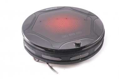 Robot elektrik süpürgesi beyaz arkaplanda izole edildi