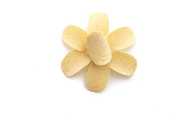 Chipsy ziemniaczane gładkie idealny kształt na białym tle — Zdjęcie stockowe