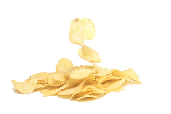 Gegolfd potato chips geïsoleerd op witte achtergrond — Stockfoto