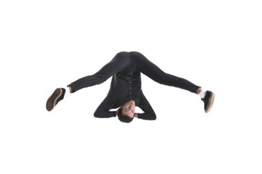 Adam baş aşağı beyaz arka plan üzerinde izole bir backflip gerçekleştirir