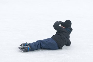 Kış stadyumunda düşmüş çocuk