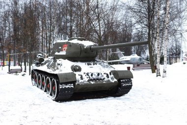 Karda eski t-34 tankı