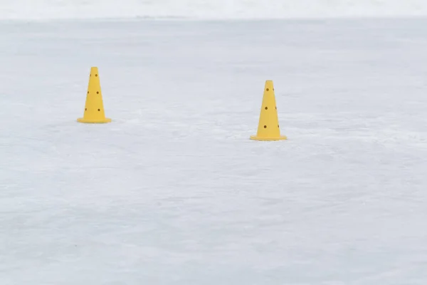 Die gelben Zapfen im Winter die Eisbahn — Stockfoto