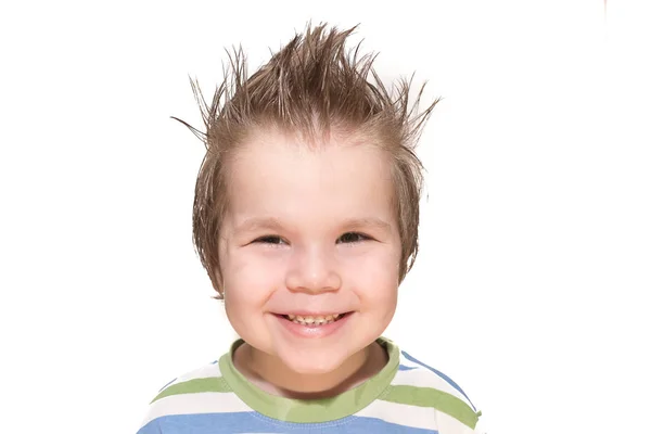 Mutlu bir şekilde izole üzerinde beyaz arka plan gülümseyen yakışıklı küçük çocuk — Stok fotoğraf