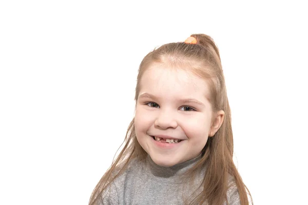 Bella bambina con i denti mancanti, felice sorridente, isolata su sfondo bianco — Foto Stock