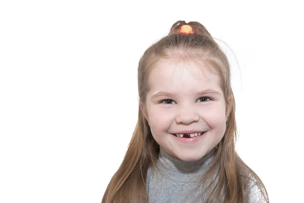 Hermosa niña con los dientes faltantes, feliz sonrisa, aislada sobre fondo blanco — Foto de Stock