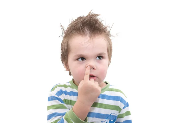 Hezký malý chlapec dloubal v nose izolovaných na bílém pozadí — Stock fotografie
