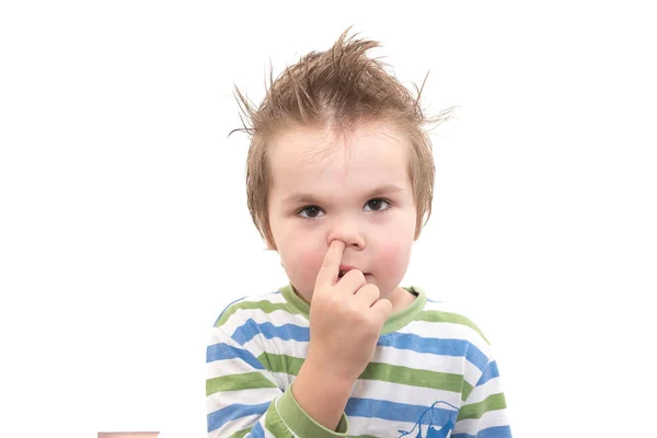 Guapo niño cogiendo su nariz aislado sobre fondo blanco — Foto de Stock