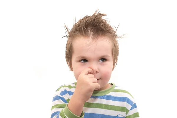 Guapo niño cogiendo su nariz aislado sobre fondo blanco — Foto de Stock